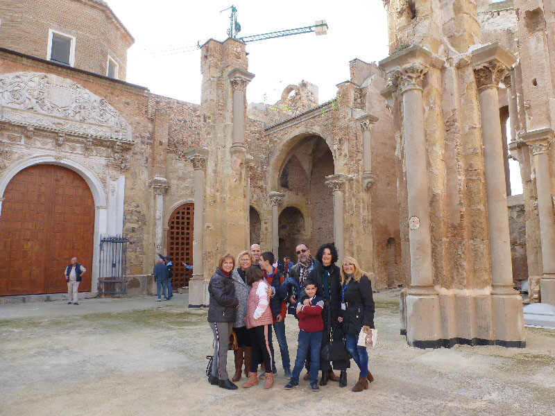 Grupo de guías oficiales de turismo con historiadores para conocer de primera mano la hisotira de La Catedral antigua de Cartagena
